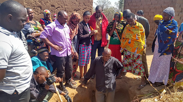 Farmers and agricultural researchers discussed a composting technique