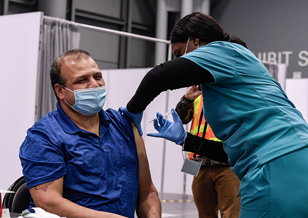 frontline-worker-gets-vaccination-new-york-l.jpg